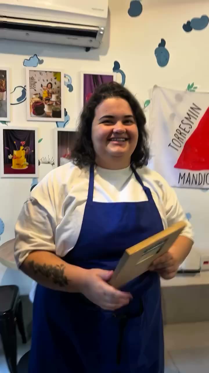 Chef Carol Viana segurando a placa do guia da Veja Rio