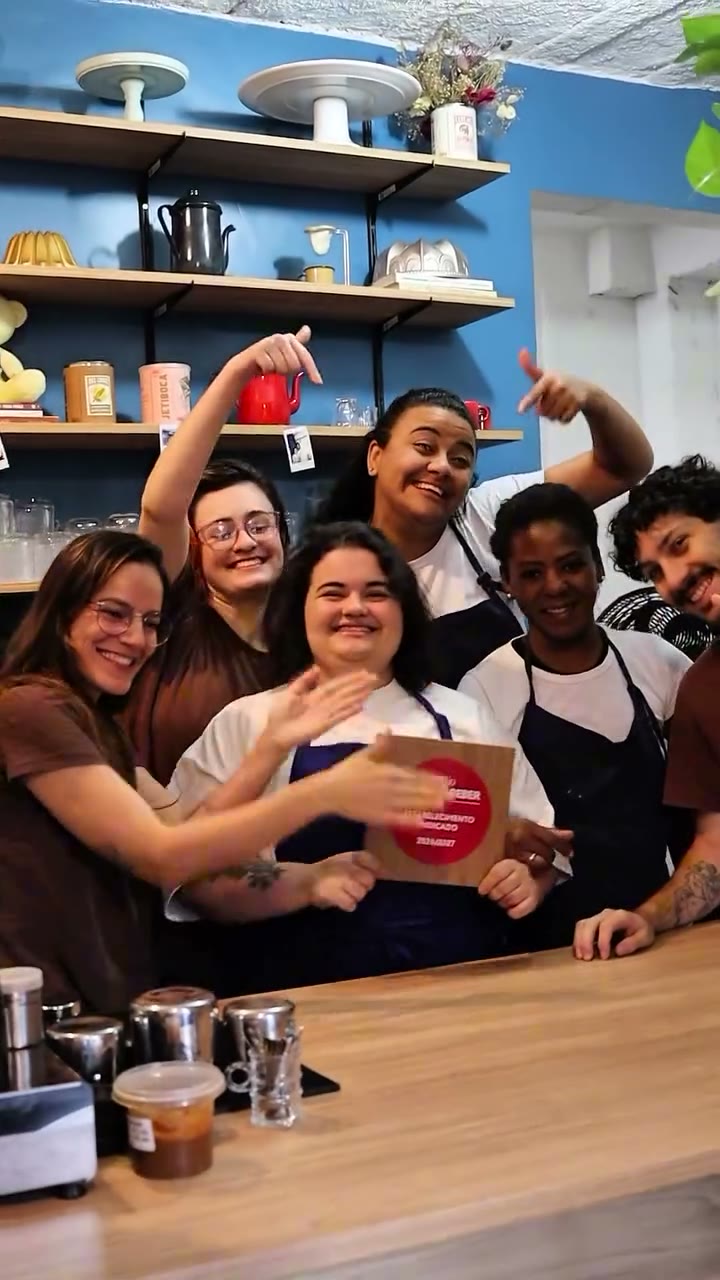 Equipe da Faz de Conta comemorando no balcão do café