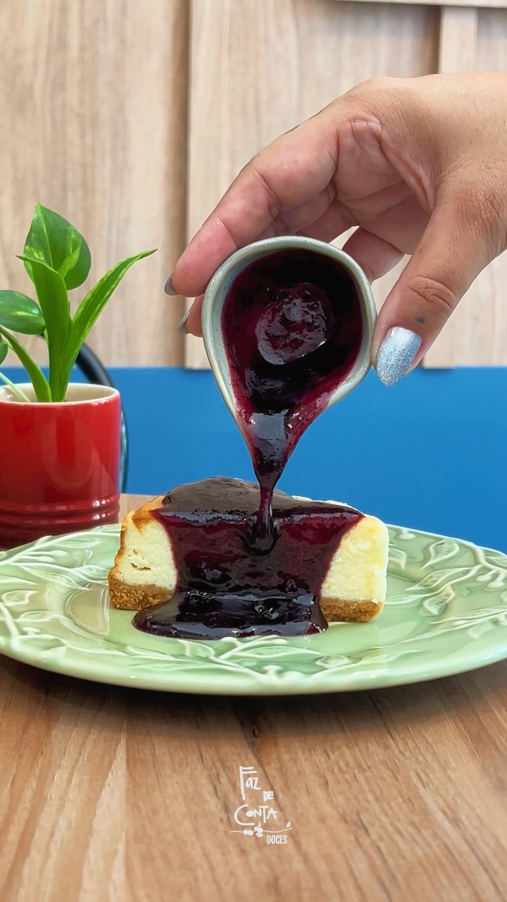 Calda de jabuticaba sendo servida sobre uma sobremesa