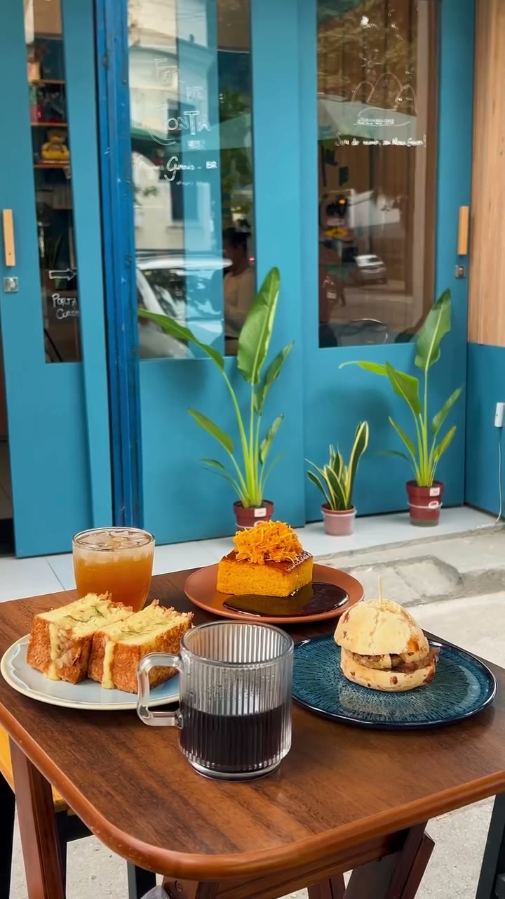Salão azul do café com mesa posta