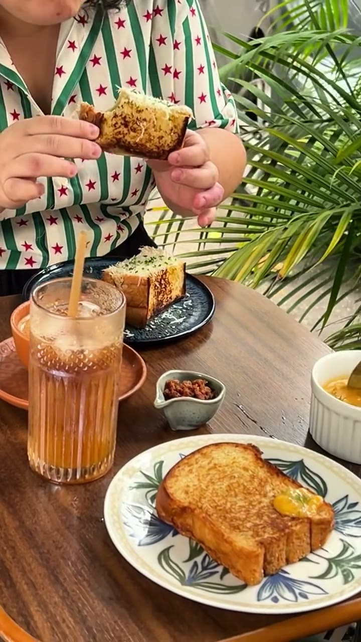 Torrada e bebida gelada na mesa do café